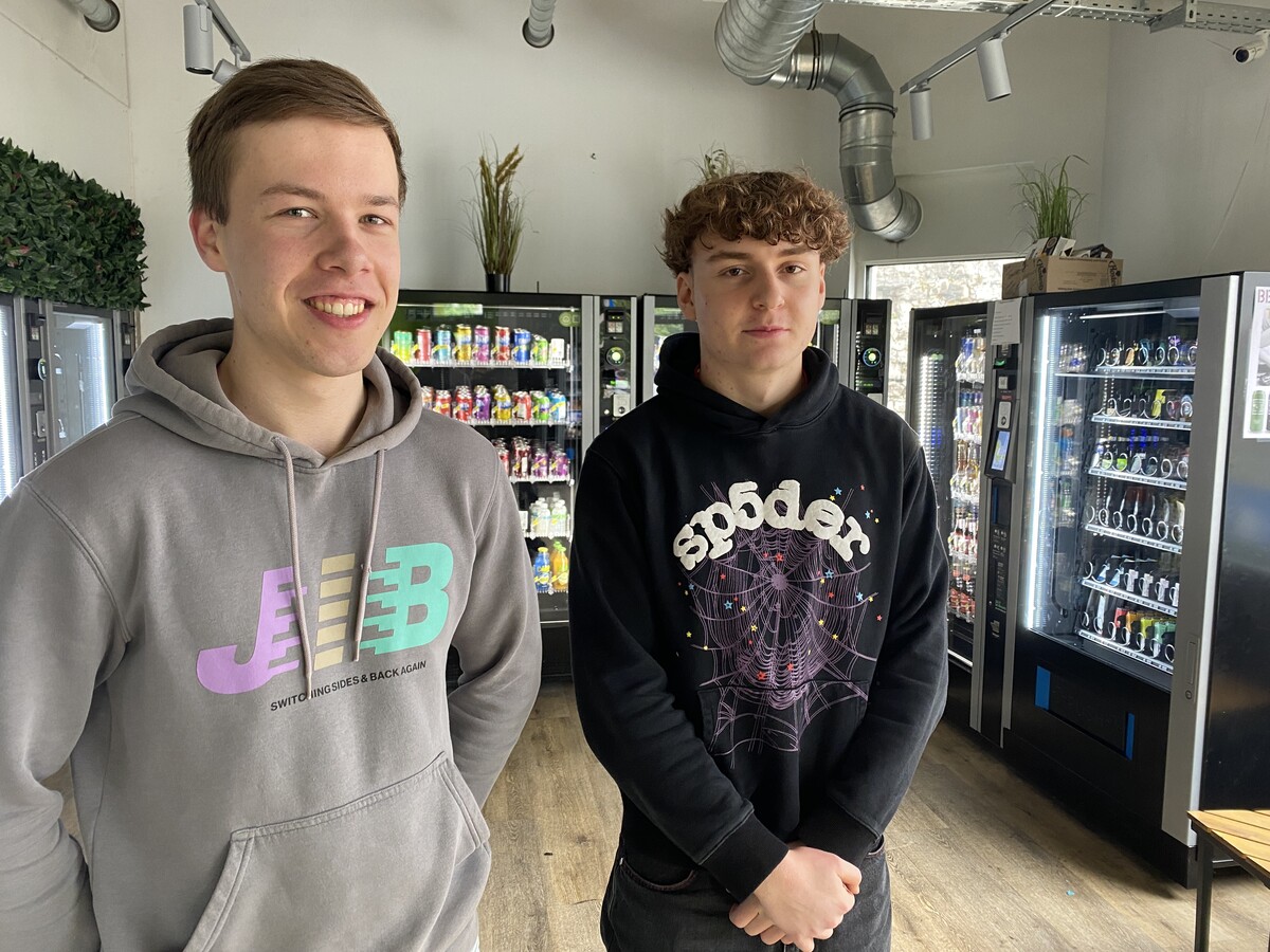 Dominik Gerold und Simon Schallert wollten nur etwas zu trinken – und halfen der Polizei, eine Straftat aufzuklären. ⇒VN/Rauch