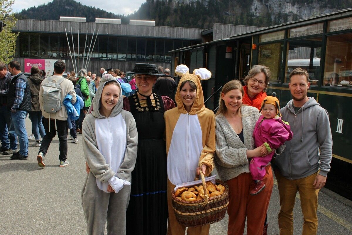 Ein restlos ausgebuchter Sonderzug, Riesenstimmung und begeisterte Gäste – das Osterhasenzügle der Museumsbahn war auch heuer ein gelungener Start in die Jubiläumssaison. ⇒STP
