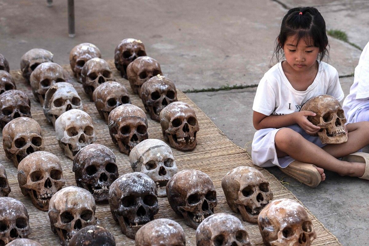 Ein thailändisches Mädchen hält einen der vielen Schädel, die bei der rituellen Lang-Pacha-Zeremonie in der Provinz Nakhon Ratchasima zu heiligen Zwecken verbrannt werden. AFP (5)