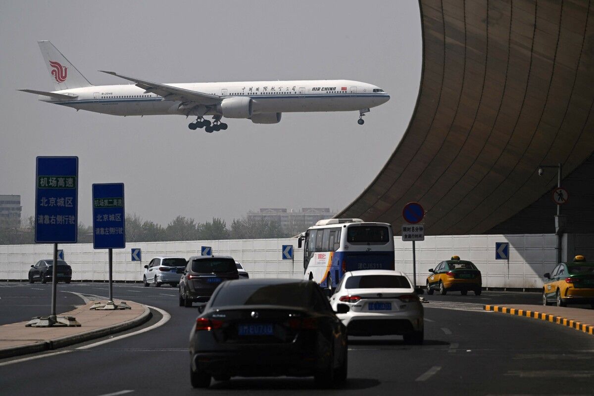 Eine Boeing 777-300 von Air China im Landeanflug auf den internationalen Flughafen von Peking.