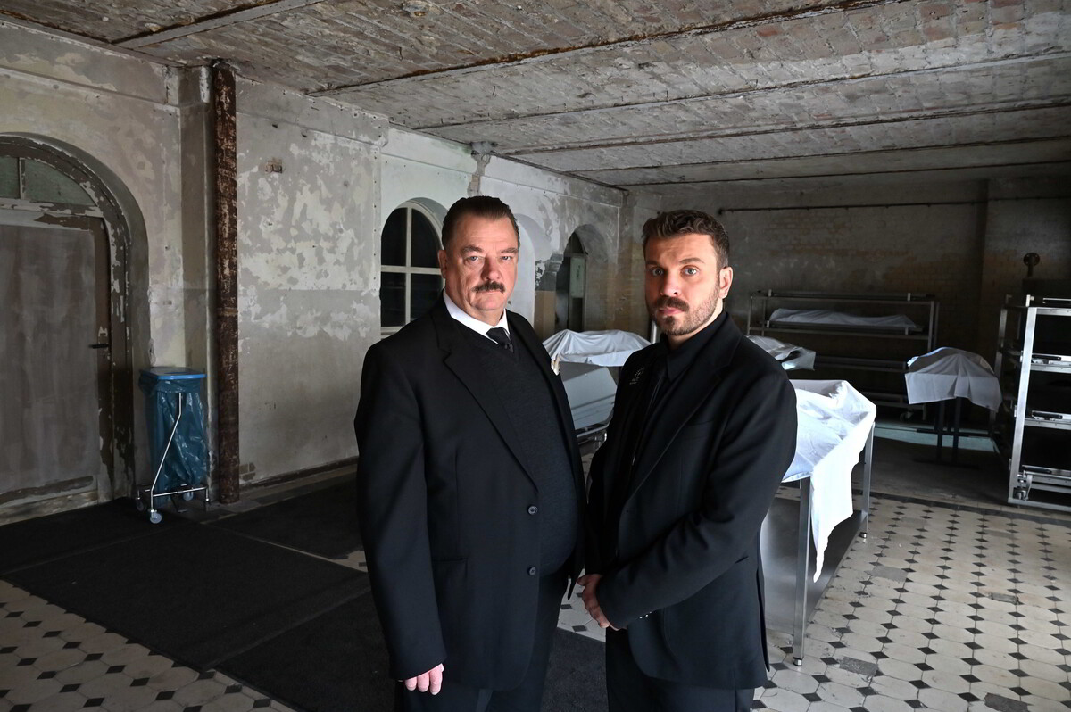 Eric (Edin Hasanovic, r.) beginnt sein Bestatter-Praktikum beim strengen Volker Mutz (Peter Kurth).⇒ ZDF/PaW/Hardy Spitz