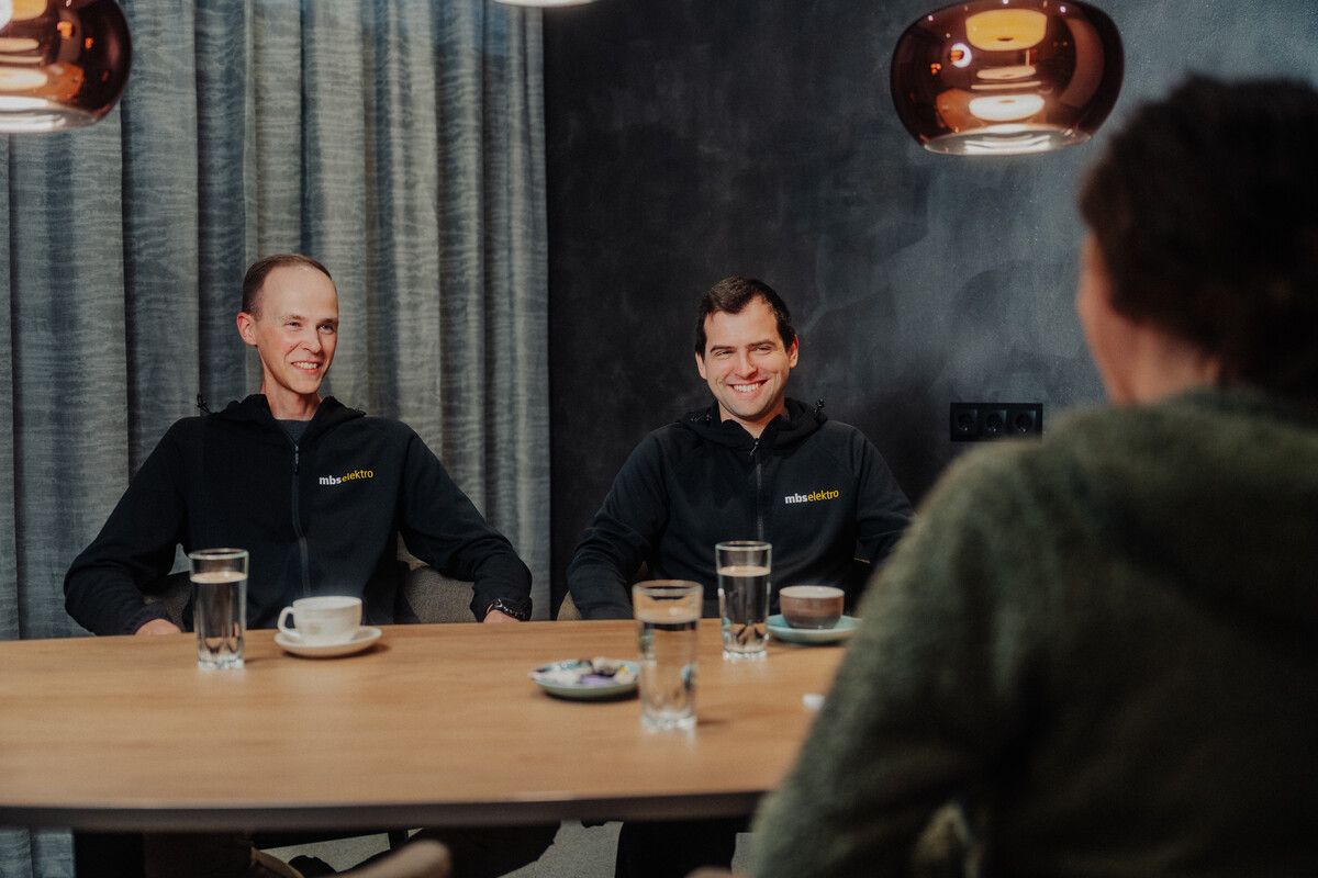 Fabian Knobl und Oliver Bachmann: „Wer Spaß an Technik hat und mit Engagement dabei ist, hat beste Chancen auf eine erfolgreiche Ausbildung und eine aussichtsreiche Zukunft.“ ⇒Montafonerbahn AG