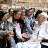 Papst zeigt sich auf dem Petersplatz