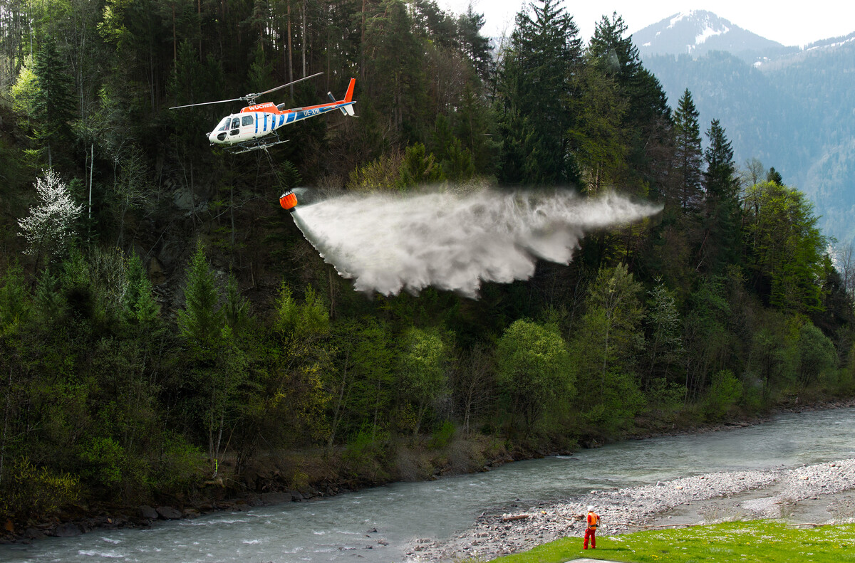 Flugshows, wie hier mit einem Feuerlöschkübel, werden am Samstag gezeigt.