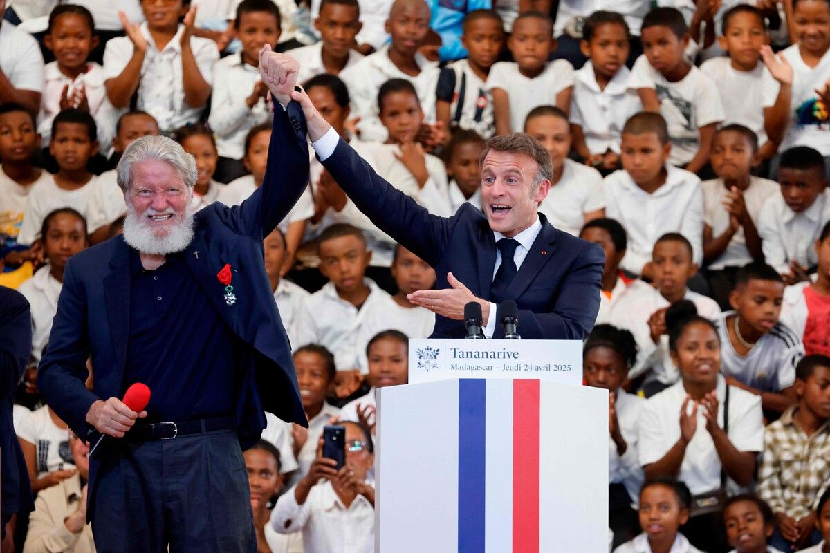 Frankreichs Präsident Emmanuel Macron würdigte bei seinem Staatsbesuch in Madagaskar das Engagement von Pater Pedro Opeka, den Gründer der Hilfsorganisation Akamasoa. AFP (5)