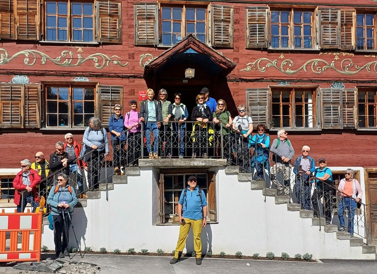 Frühlingswanderung im Fohramoos: 50plus Lochau genoss Sonne, Schnee und Kässpätzle – ein gelungener Auftakt in die Wandersaison.⇒Vorarlberg 50plus Lochau