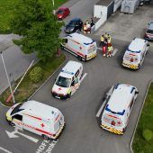Kleinkinder und Erwachsene bei Unfall verletzt