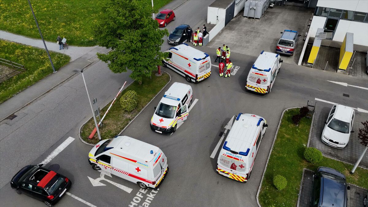 Fünf Rettungsfahrzeuge rückten zum Einsatz an, doch der Unfall war weniger schlimm als befürchtet.⇒vol