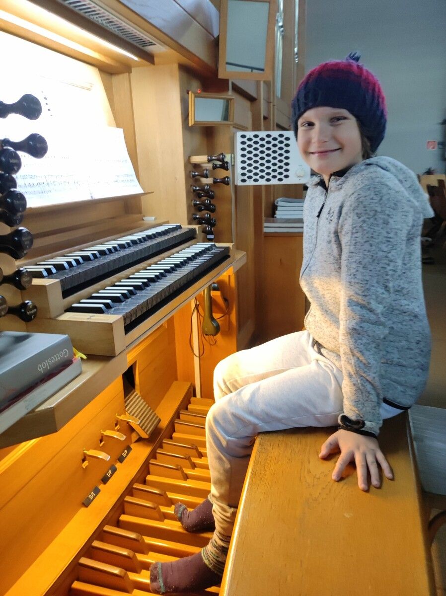 Gergö Molnár hat bereits mehrere Soloauftritte absolviert, und liebt das Instrument Orgel.