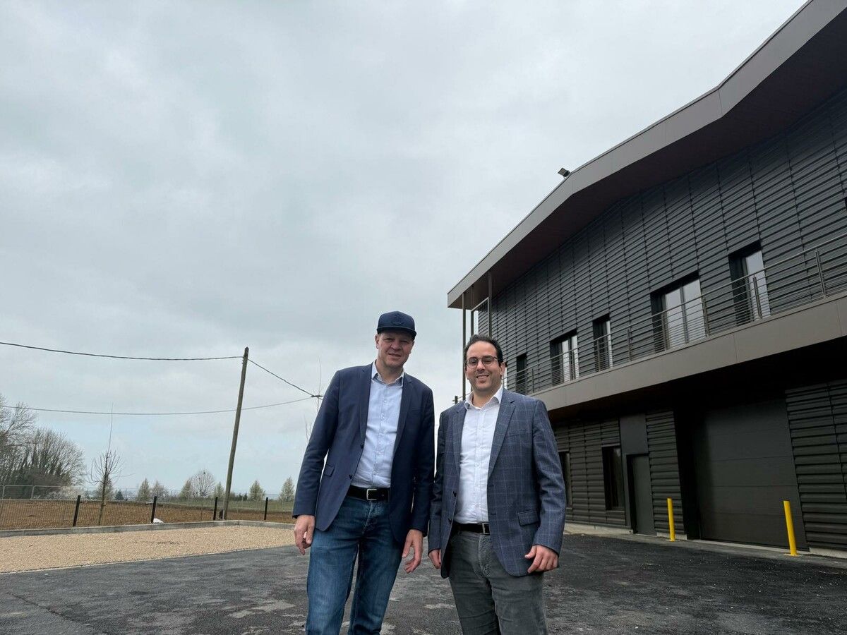 Gerhard Bertsch und Omar Sellami am Standort Frankreich.
