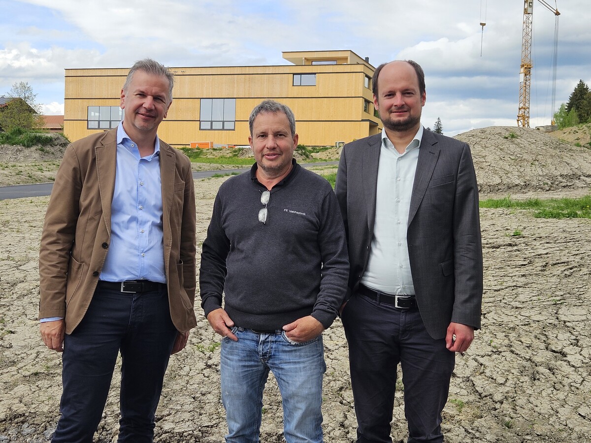 GF Markus Schadenbauer, Andreas Feuerstein (FE Mechatronik) und Egmont Schwärzler vor dem neuen Betrieb. ⇒ME