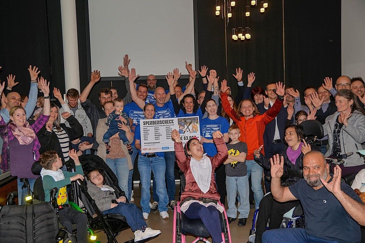 Große Freude bei der Scheckübergabe: Die Benefiz-Kinder jubelten mit dem OK-Team über die Rekord-Spendensumme.