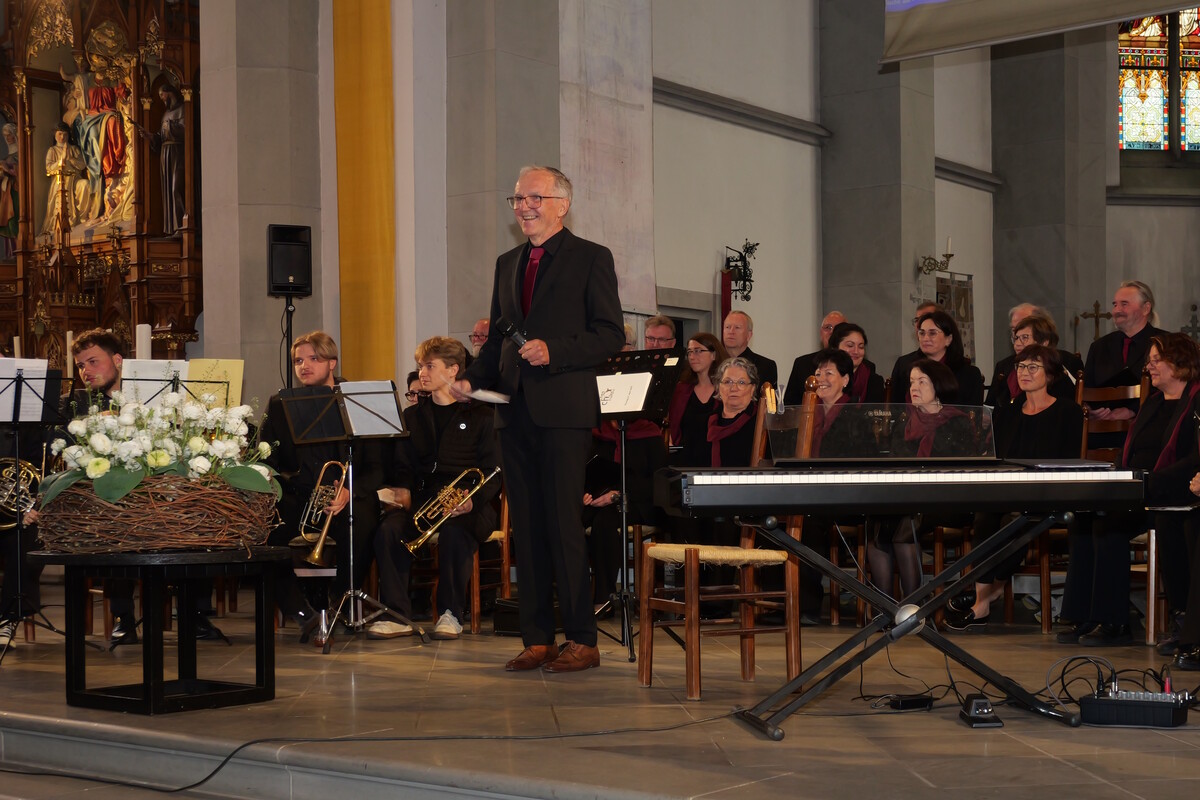 Guntram Fischer hatte mit dem Chor ein mitreißendes Programm einstudiert.⇒HE