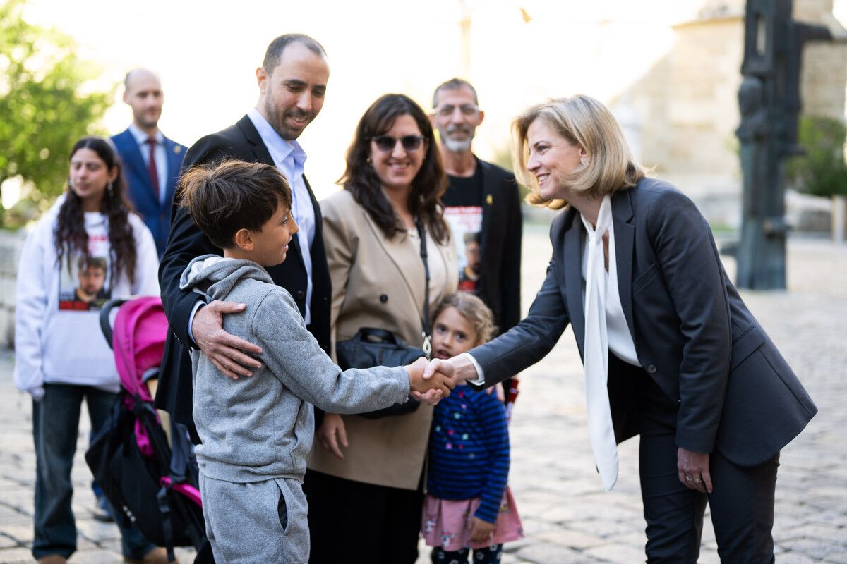 Hamas-Geisel Tal Shoham und seine Familie trafen beim Österreich-Besuch Außenministerin Beate Meinl-Reisinger (Neos) in Wien. Apa