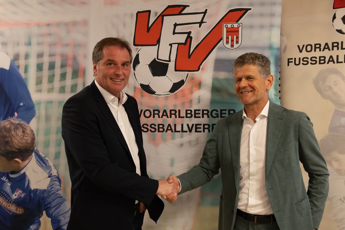 Handshake zwischen dem neuen VFV-Präsidenten Alfons Kirchmann (links) und seinem Vorgänger Horst Lumper.⇒hartinger