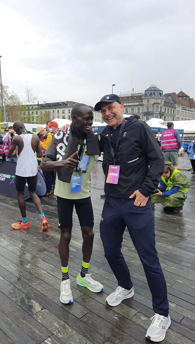 Hatten gut lachen: Zürich-Sieger Mark Kiptoo mit Elite-Verantwortlichem Günther Ernst, der den Kenianer gleich auf den 3-Länder-Marathon einschwor.⇒uptoyou