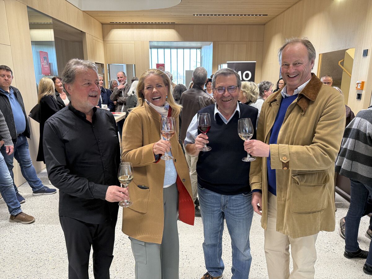 Homunculus-Präsident Günter Bucher, Stephanie Waldburg-Zeil, Ortwin Peter und Franz Clemens Waldburg-Zeil bei der Weinpräsentation. ⇒Franc
