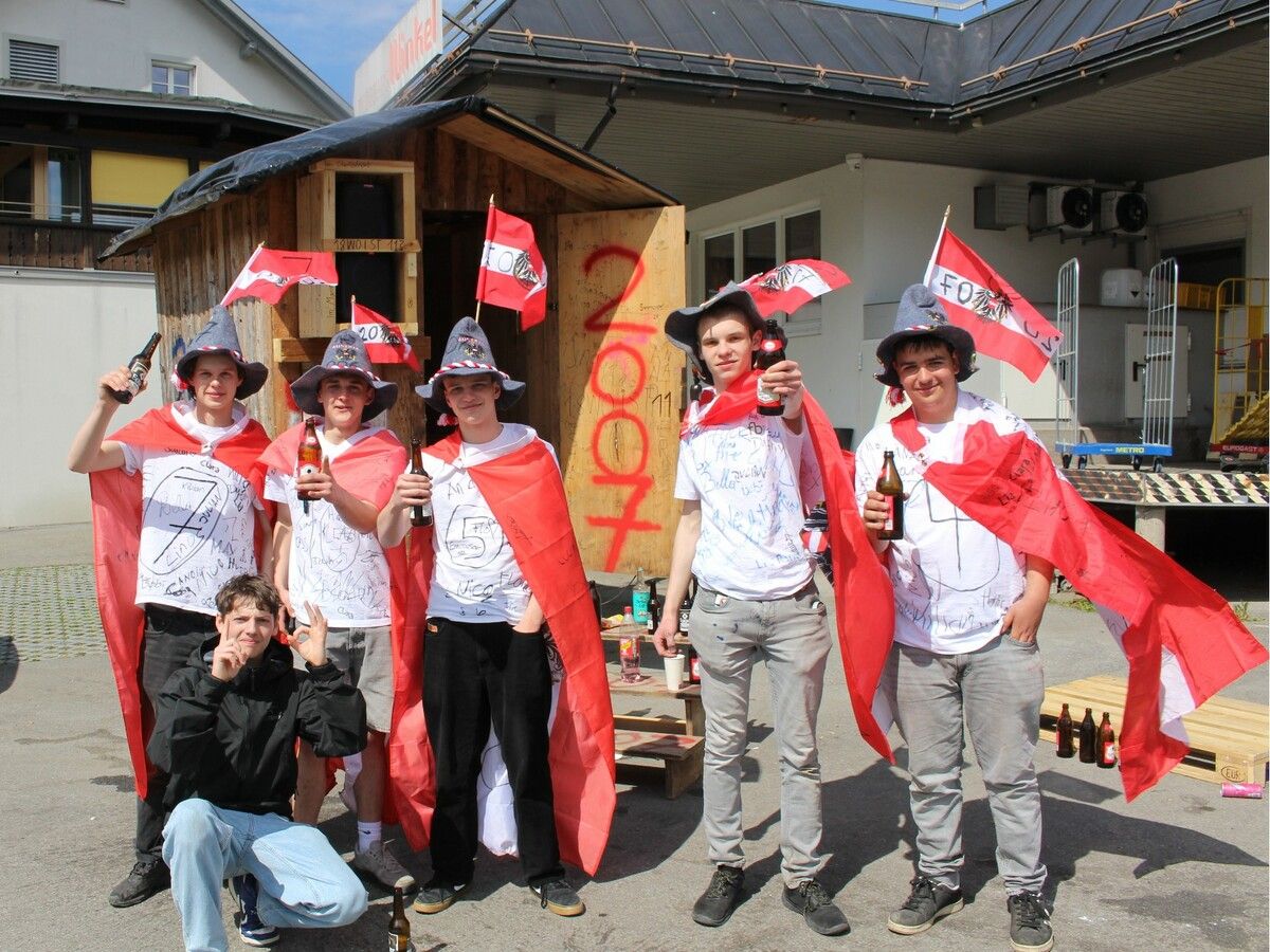Im Bregenzerwald ist es „Brauch“, dass angehende Präsenzdiener ihre Tauglichkeit einer breiten Öffentlichkeit mitteilen wollen. ⇒STP