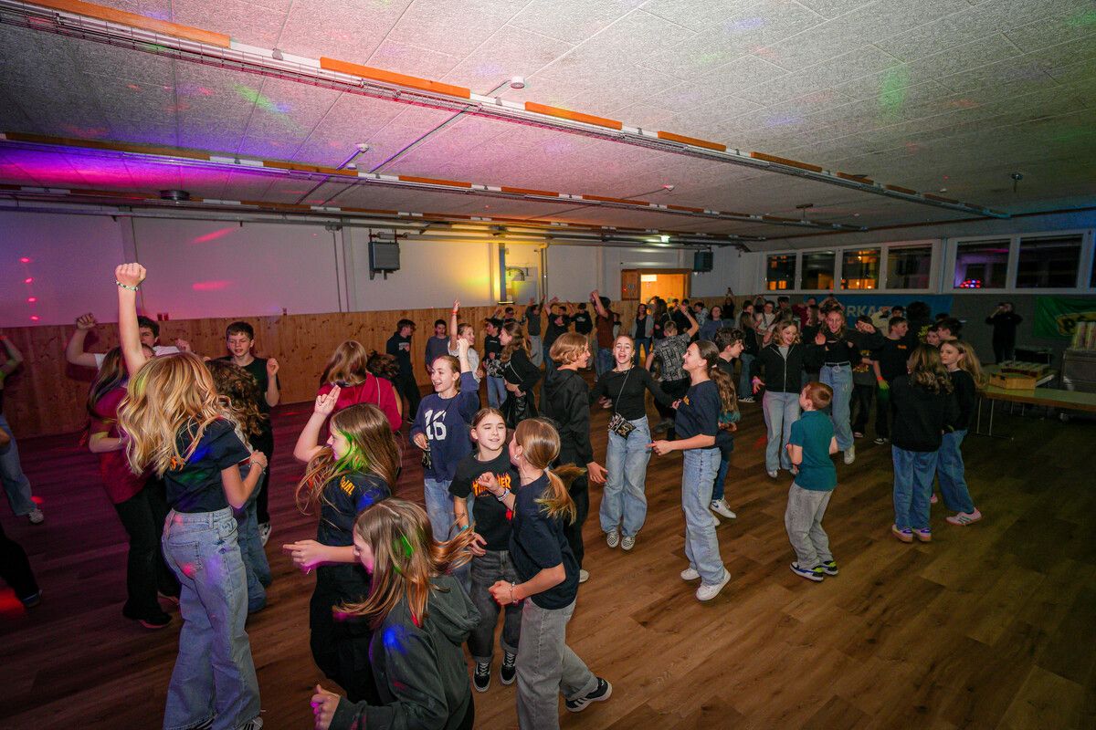 Im Freiraum in der Säge wurde getanzt und gefeiert. ⇒Gemeinde