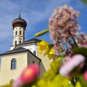 Sechs Glocken und Tausende Pilger