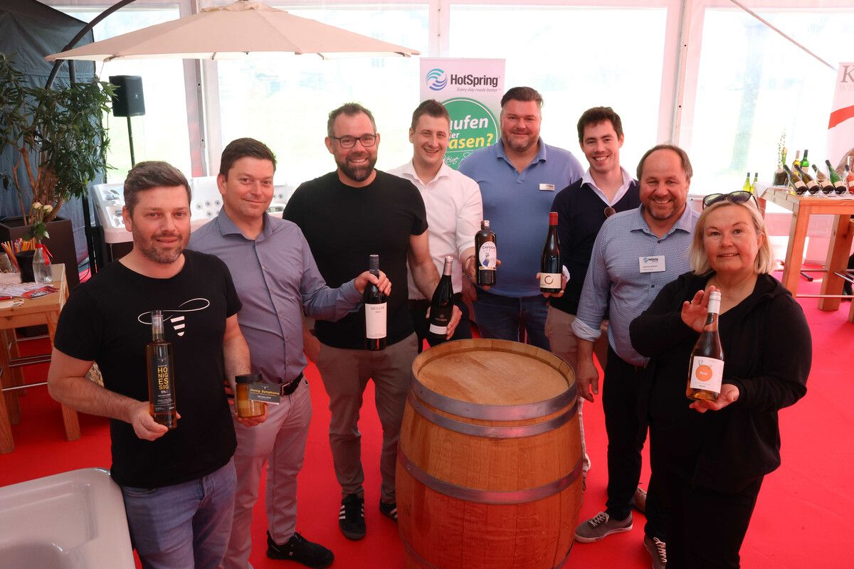 Imker Matthias Neuhauser, die Winzer Stefan Müller und Martin Reinfeld, Peter Bohle (Bevanda), Erich Dolischka (Hot Spring), Winzer Andreas Kroiss, Gerhard Arlanch (Hot Spring) und Irene Biricz (Vinberg Verjus).⇒AME