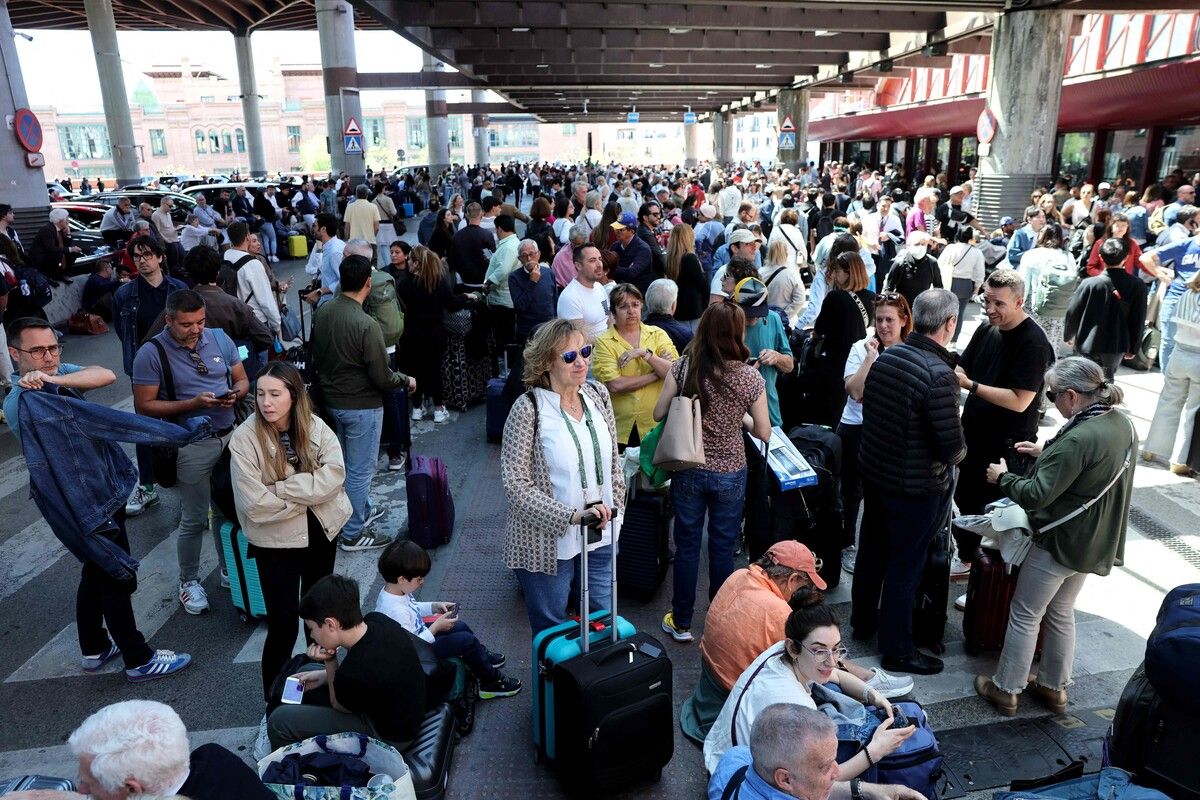 In Madrid brachte der massive Stromausfall den Bahnverkehr völlig zum Stillstand. Hunderte Gestrandete warteten am Bahnhof.⇒afp