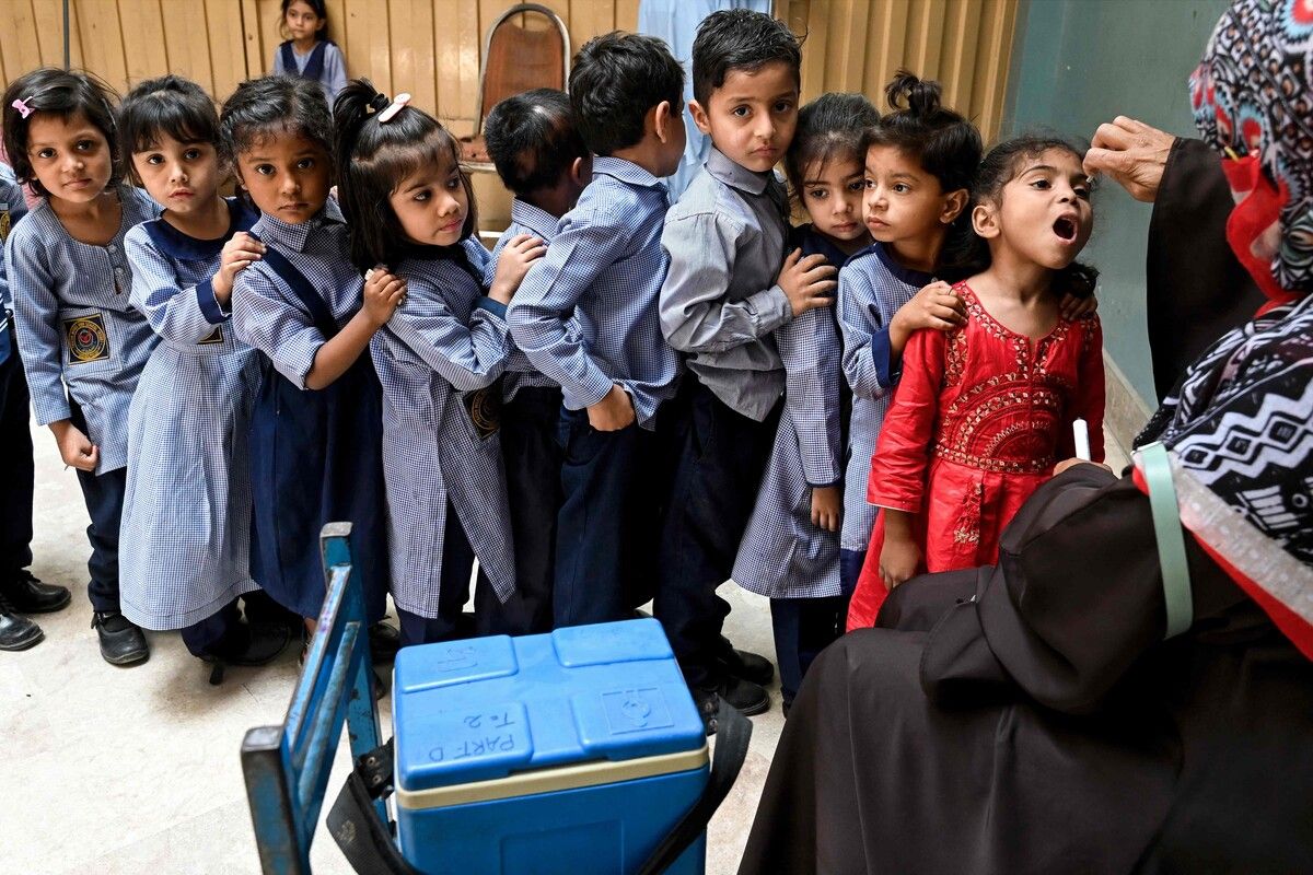 Indischen Schulkindern werden während einer Kampagne zur Ausrottung des Poliovirus in Lahore Tropfen zur Impfung verabreicht. AFP (4)