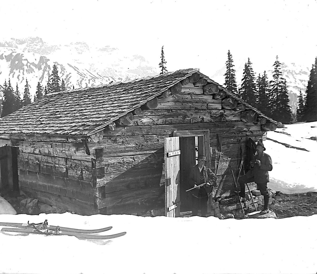 Jäger benutzten schon Anfang des 20. Jahrhunderts Skier im Winter als Fortbewegungsmittel. ⇒Museumsverein klostertal