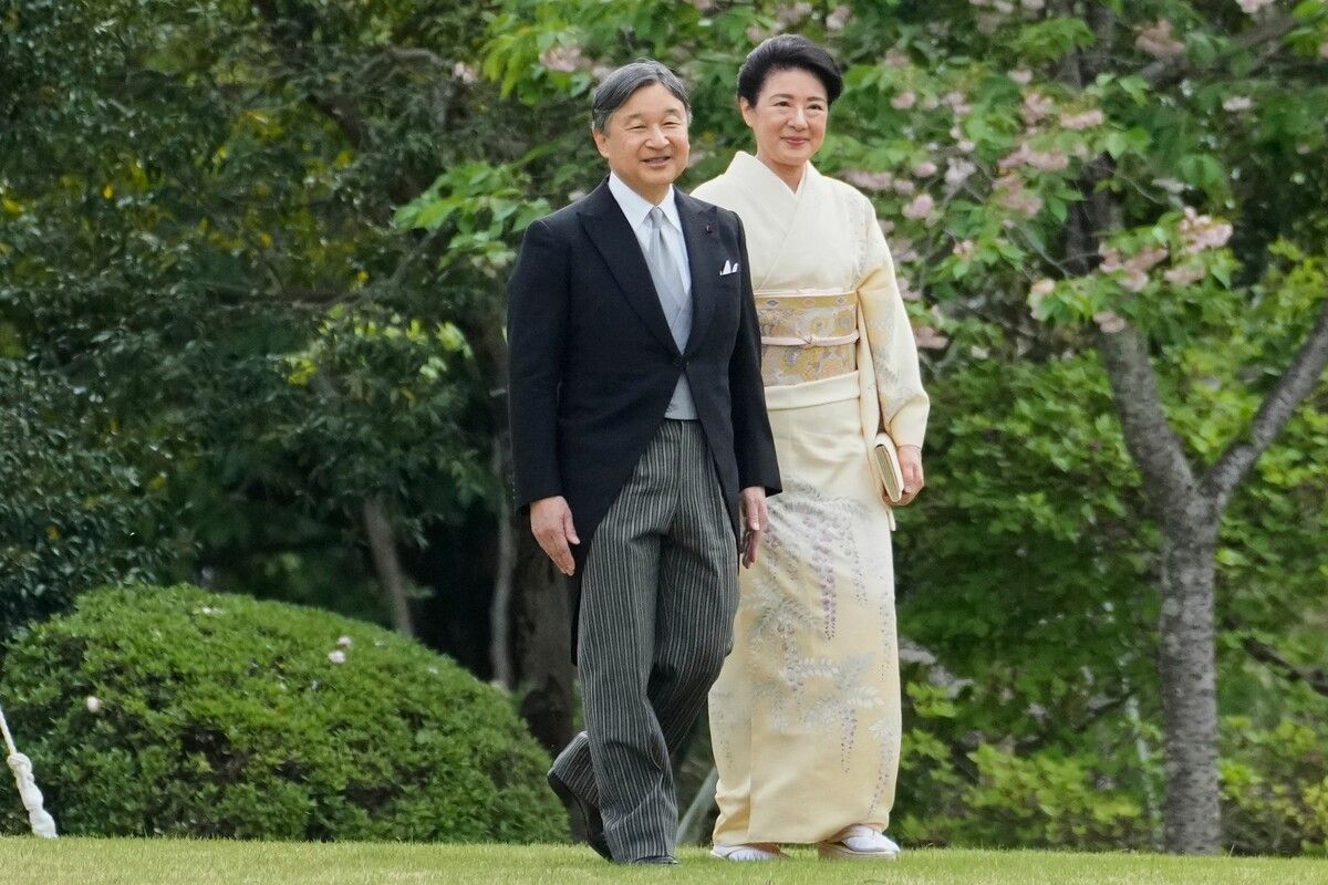 Japans Kaiser Naruhito und Kaiserin Masako spazieren im kaiserlichen Garten Akasaka Garden in Tokio.