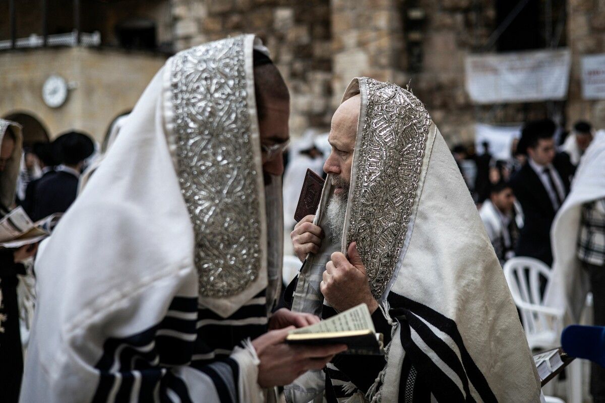 Jüdische Gläubige in traditionellen Gebetsschals nehmen während des Pessachfestes in Jerusalem am Cohanim-Gebet teil.