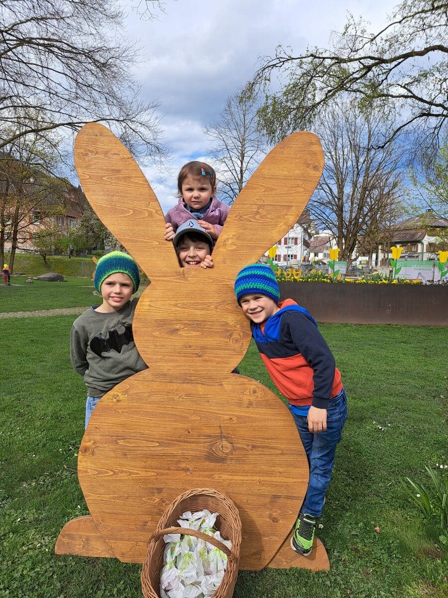 Juna, Lian, David und Elias besuchen an Ostern bei schönem Wetter immer den Gemeindepark in Frastanz.⇒ melanie gau
