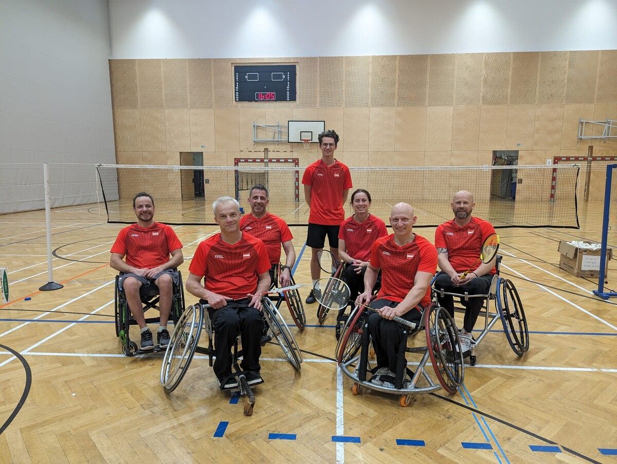 Kilian Meusburger (steht) möchte die Entwicklung im Para-Badminton vorantreiben. ⇒ÖBV