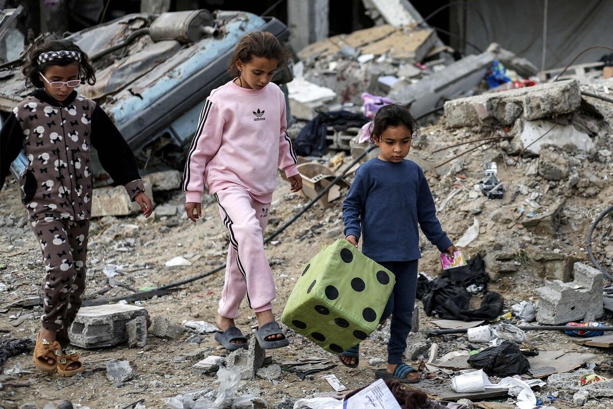 Kinder laufen durch Trümmer und Schutt ihres Hauses in Deir al-Balah im zentralen Gazastreifen, das von israelischen Luftangriffen getroffen wurde.