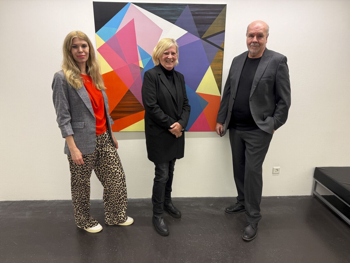 Künstlerin Sabine Aichhorn mit Galeristin Andrea Romagna Miessgang und Redner Thomas Mießgang bei der Eröffnung. ⇒Franc