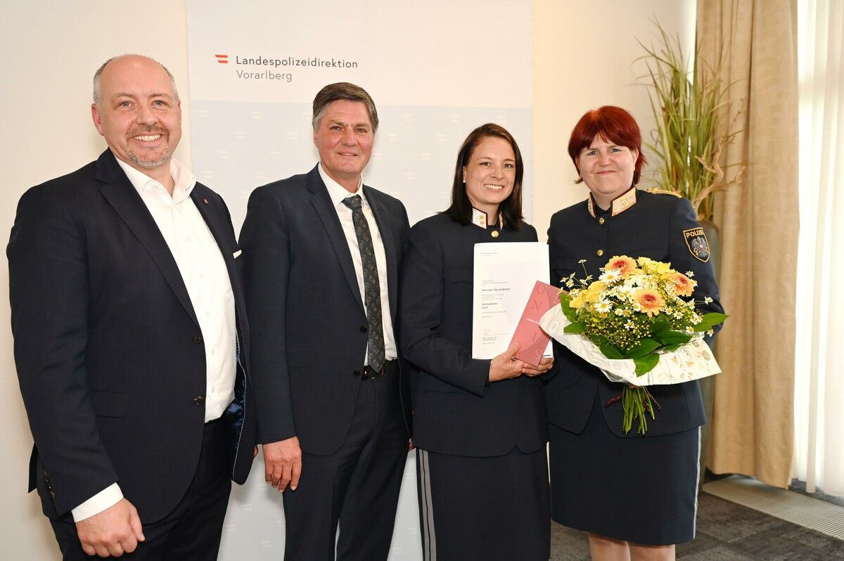 Landespolizeidirektorin Uta Bachmann (r.), Bürgermeister Joachim Fritz (l.) und Sicherheitslandesrat Daniel Allgäuer gratulierten der neuen Kommandantin Elke Schnitzer. ⇒Polizei