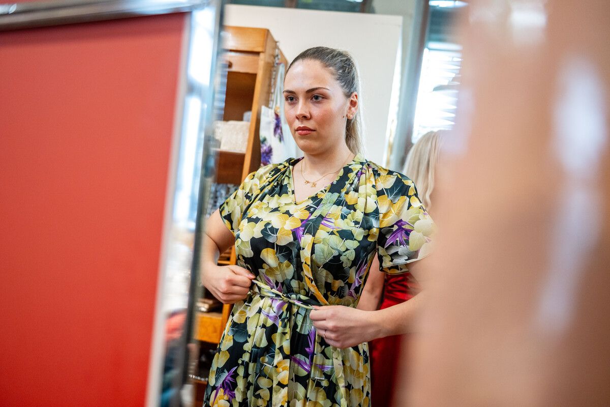 Magdalena trägt ein sommerliches Kleid von Claus Tyler.