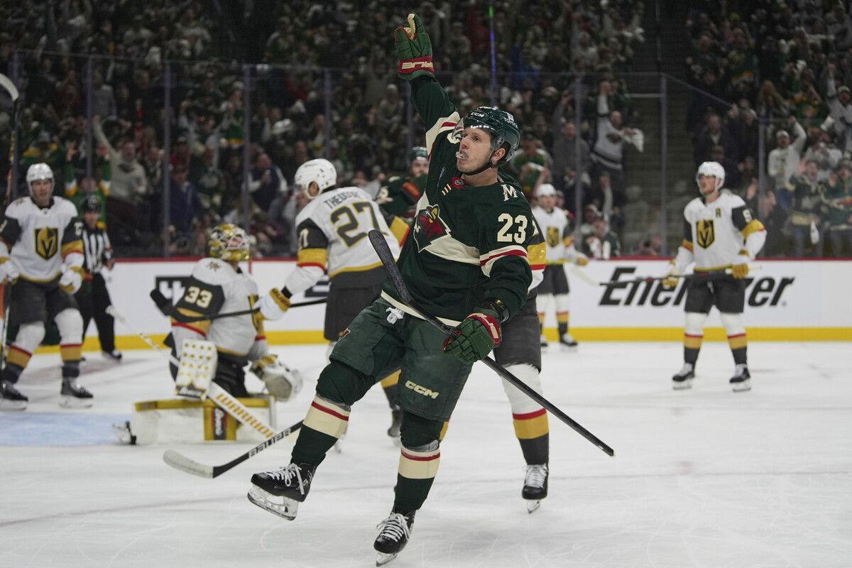 Marco Rossi jubelt über seinen Treffer zum 2:0 für Minnesota gegen Las Vegas.⇒ap