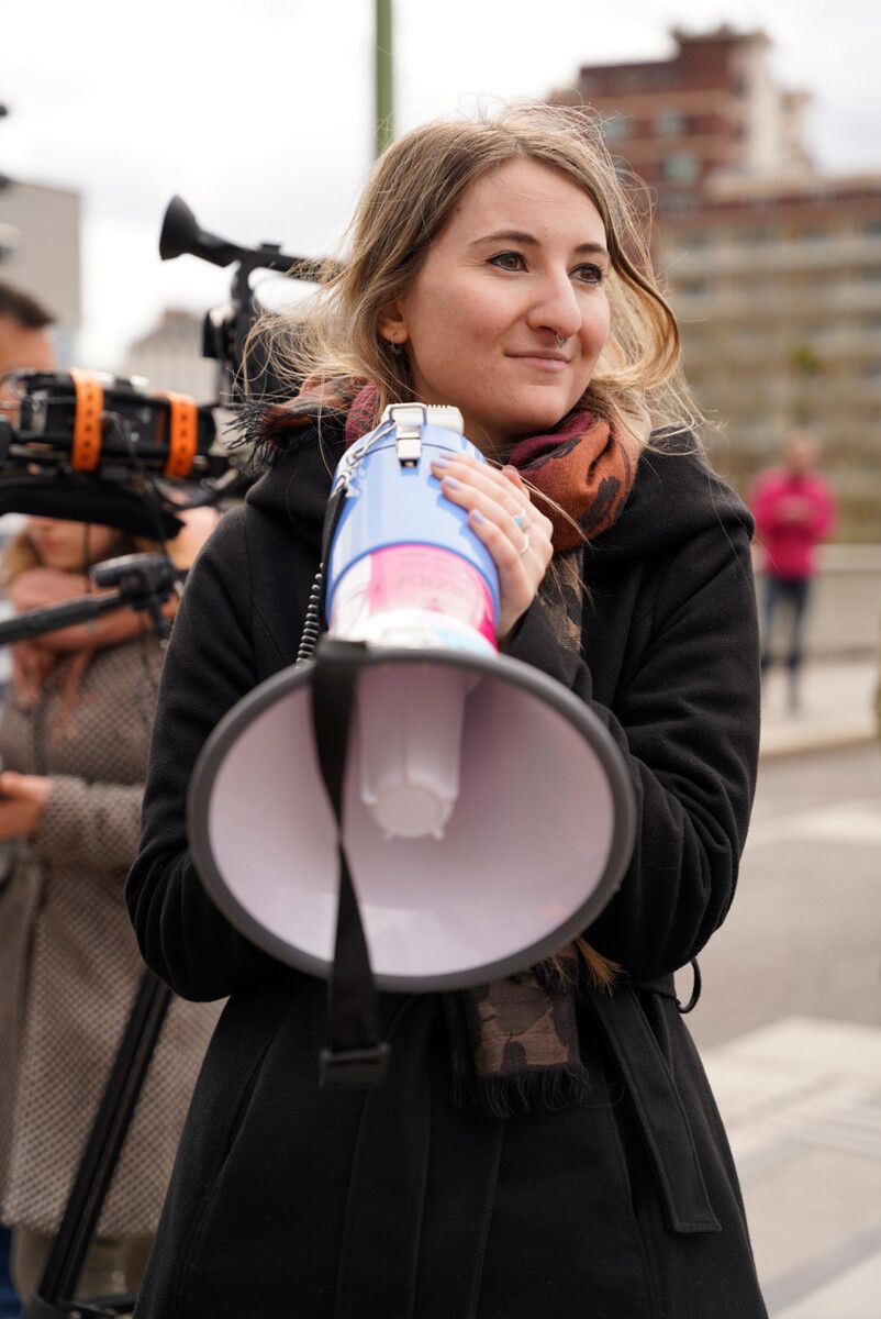 Marina Hagen-Canaval erklärt, dass sich manche Aktivistinnen und Aktivisten für Aktionen in Salzburg organisieren. ⇒Extinction Rebellion