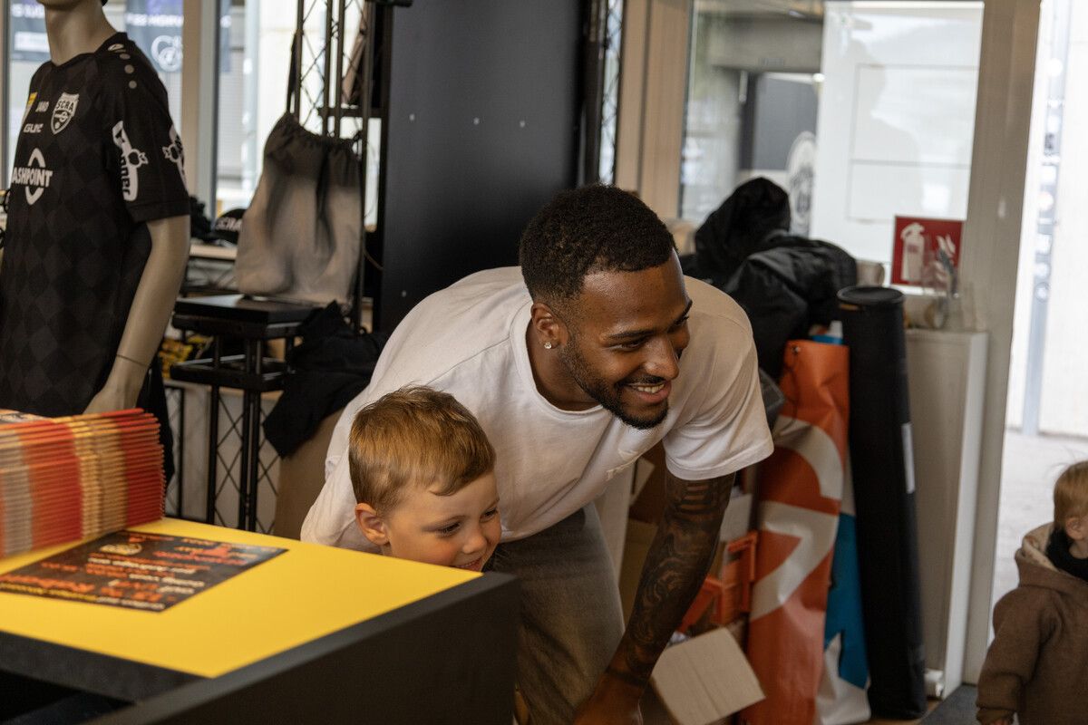 Marlon Mustapha freute sich über den Besuch der kleinen Fans.
