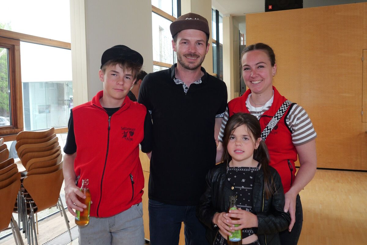 Miriam Konrad und Urs Böniger mit Yannick und Annika von der Satteinser Alpe.