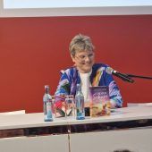 Rankweilerin berührt mit „Sommerschneeflocke“
