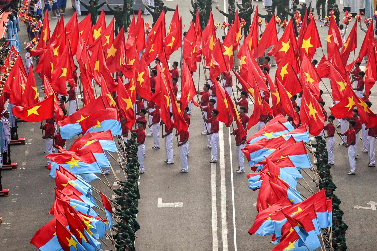 Mit einer riesigen Militärparade und einer Flugschau hat Vietnam das Ende des Vietnamkriegs vor 50 Jahren gefeiert.