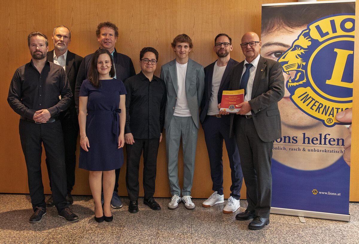 Musikschuldirektorinnen und Musikschuldirektoren Ralph Hollenstein (Montafon), Thomas Greiner (Bludenz), Julia Großsteiner (Brandnertal) und Christian Mathis (Walgau) mit Dirigent Juan Sebastian Acosta, Solist Felix Wrann, Musikschuldirektor Christoph Ellensohn (Blumenegg – Großes Walsertal) und Präsident Gerhard Krump (Lions Club Bludenz). ⇒Erhard Sprenger