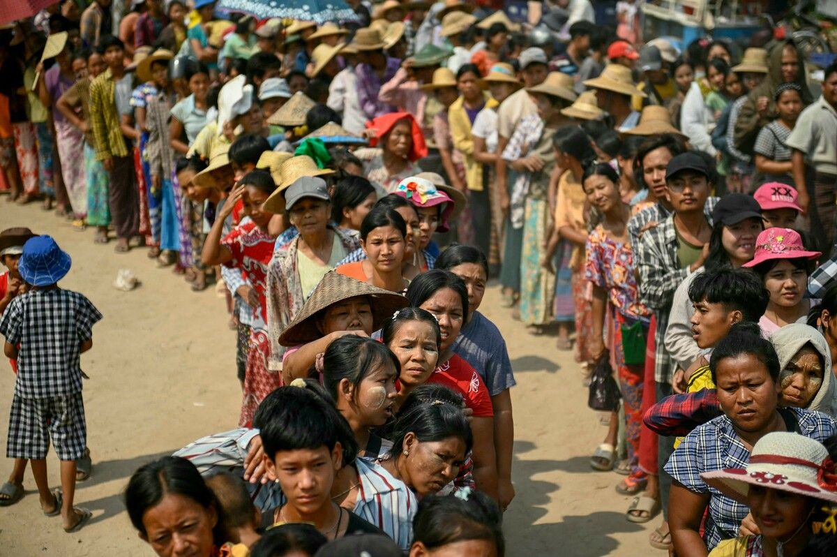 Nach dem verheerenden Erdbeben stehen in Sagaing in Myanmar Menschen um Nahrungsmittel an. AFP (5)