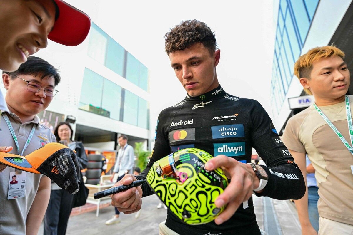 Nach der schnellsten Runde im Training für den Grand Prix in Bahrain nahm sich der Brite Lando Norris Zeit für Autogramme für seine Fans.⇒apa