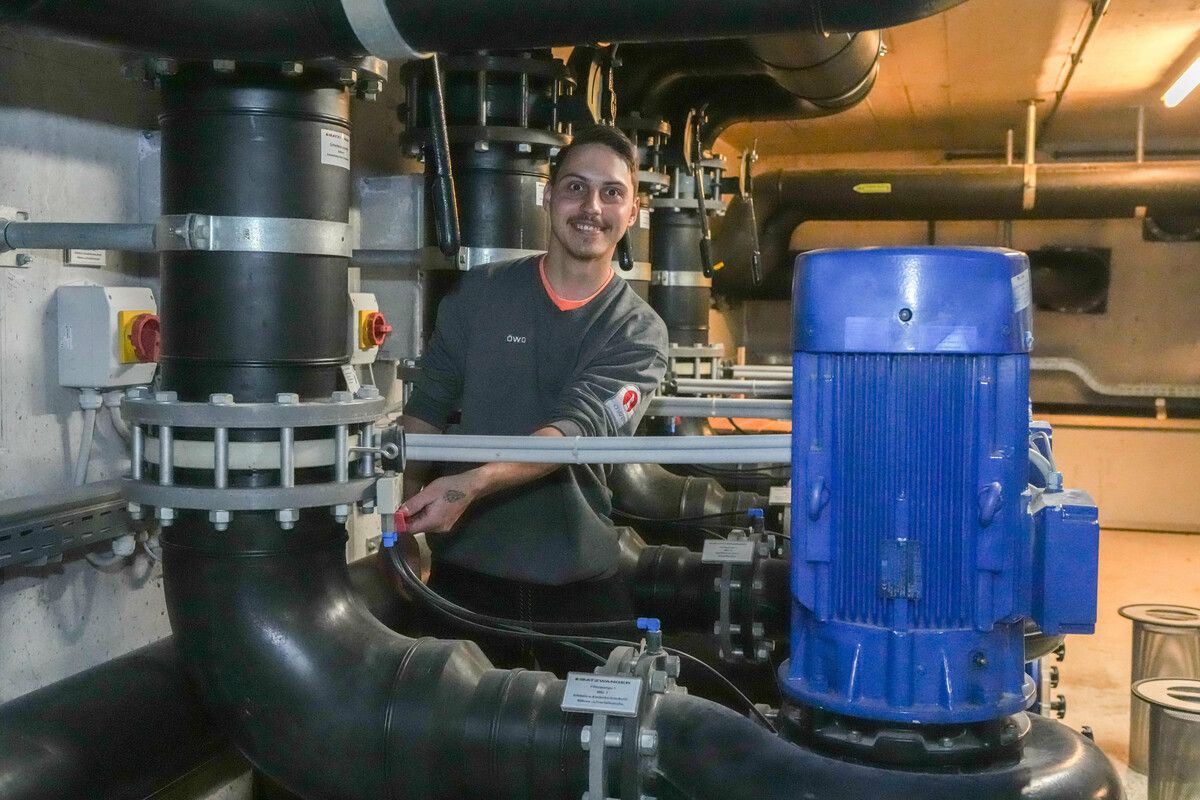 Nachwuchsbademeister Dominik Walser hat es die Technik angetan. ⇒VN/Stiplovsek