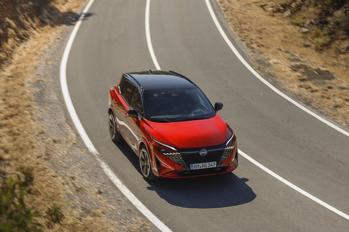 Nissan überarbeitet seinen seriellen Hybridantrieb. Die dritte Generation der „E-Power“ genannten Technik soll vor allem bei höheren Geschwindigkeiten sparsamer werden – der japanische Hersteller verspricht ein Effizienzplus von 15 Prozent. Außerdem soll der Antrieb leiser und vibrationsärmer werden. Dazu werden sowohl der 1,5-Liter-Verbrennungsmotor als auch der E-Motor durch neuere Versionen ersetzt. Die Premiere erfolgt innerhalb der kommenden zwölf Monate im Kompakt-Crossover Qashqai. In Europa setzt Nissan den E-Power-Antrieb außer im Qashqai auch im größeren Schwestermodell X-Trail ein. In beiden Fällen sorgt der Elektromotor alleine für den Vortrieb, der Verbrenner fungiert ausschließlich als Stromgenerator.