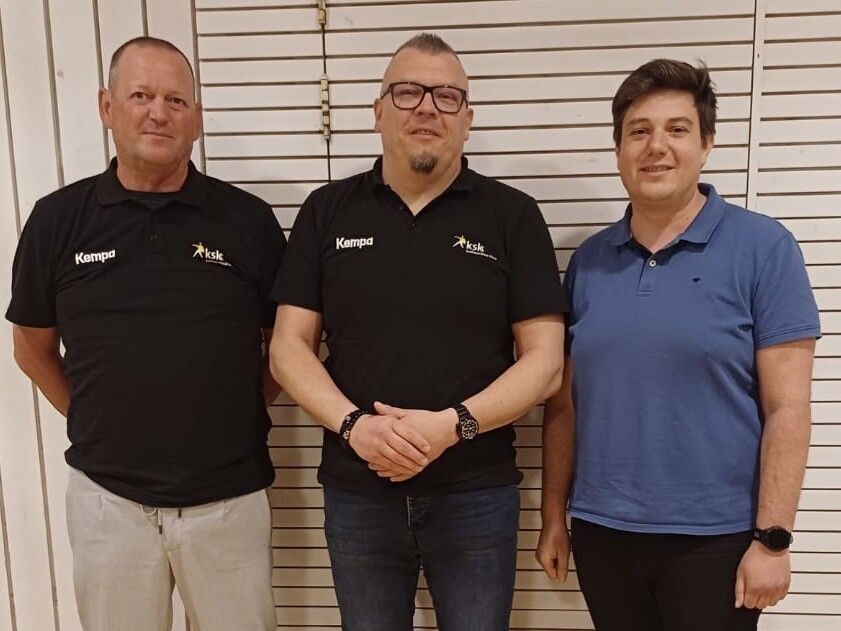 Norbert Rist (l.) übergab das Amt als Obmann an Ewald Zarfl. Bürgermeister Simon Morscher (r.) war erster Gratulant. ⇒vn/TK