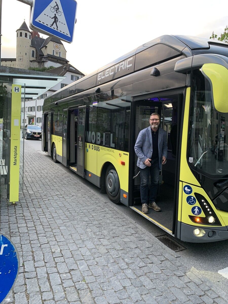 Norbert Wanker leiht Vorarlbergs Bussen seine Stimme. Rund eineinhalb Tage dauerten die Aufnahmen – mit regelmäßigen Pausen, denn: „Die Stimme nutzt sich ab.“⇒