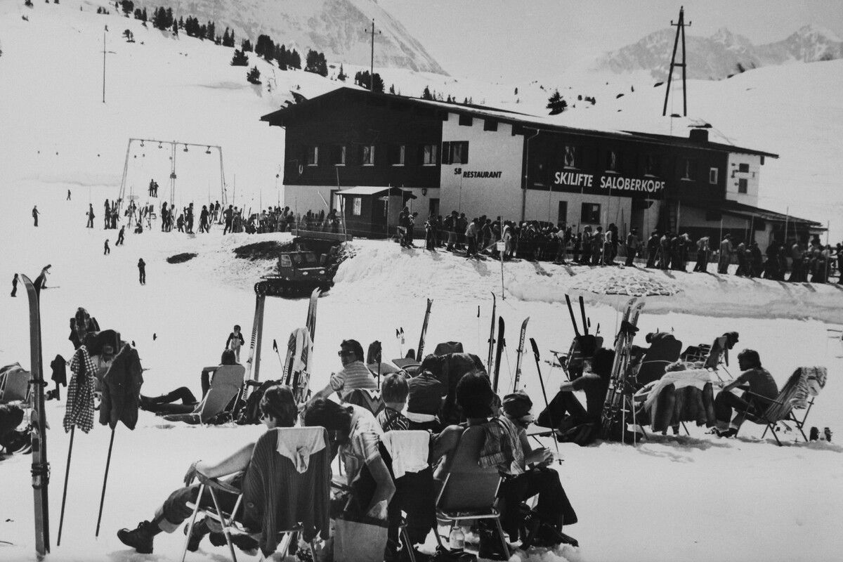 Nostalgie ist angesagt – die Skilifte laden ein, zur Saisonschlussparty im Outfit der 80er-Jahre zu kommen, als die heute komplett umbaute Talstation noch so aussah. ⇒STP